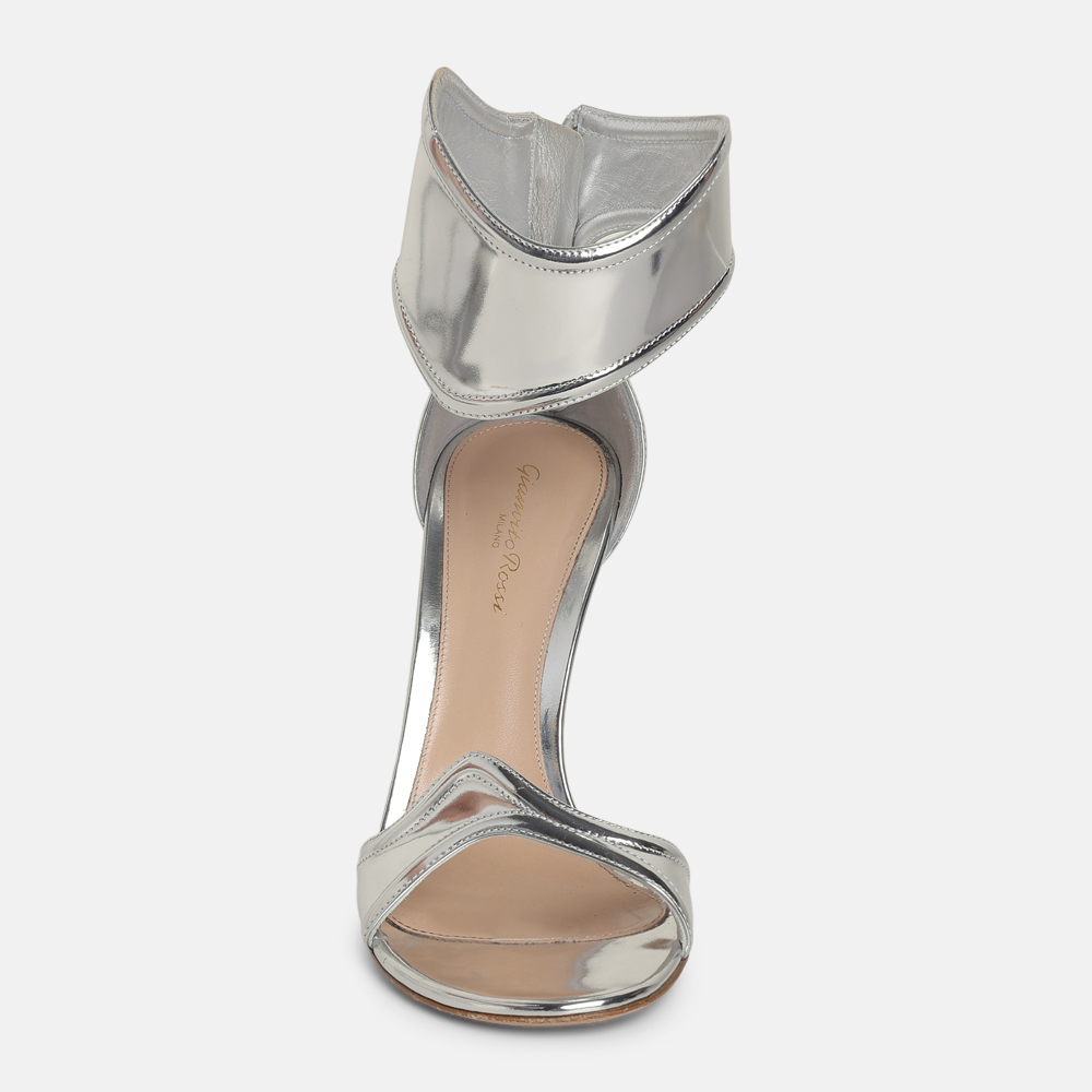 Superfleamarket_Toni_Garrn_footwear_Gianvito_Rossi_heels_lucrezia_metallic_silver(3)