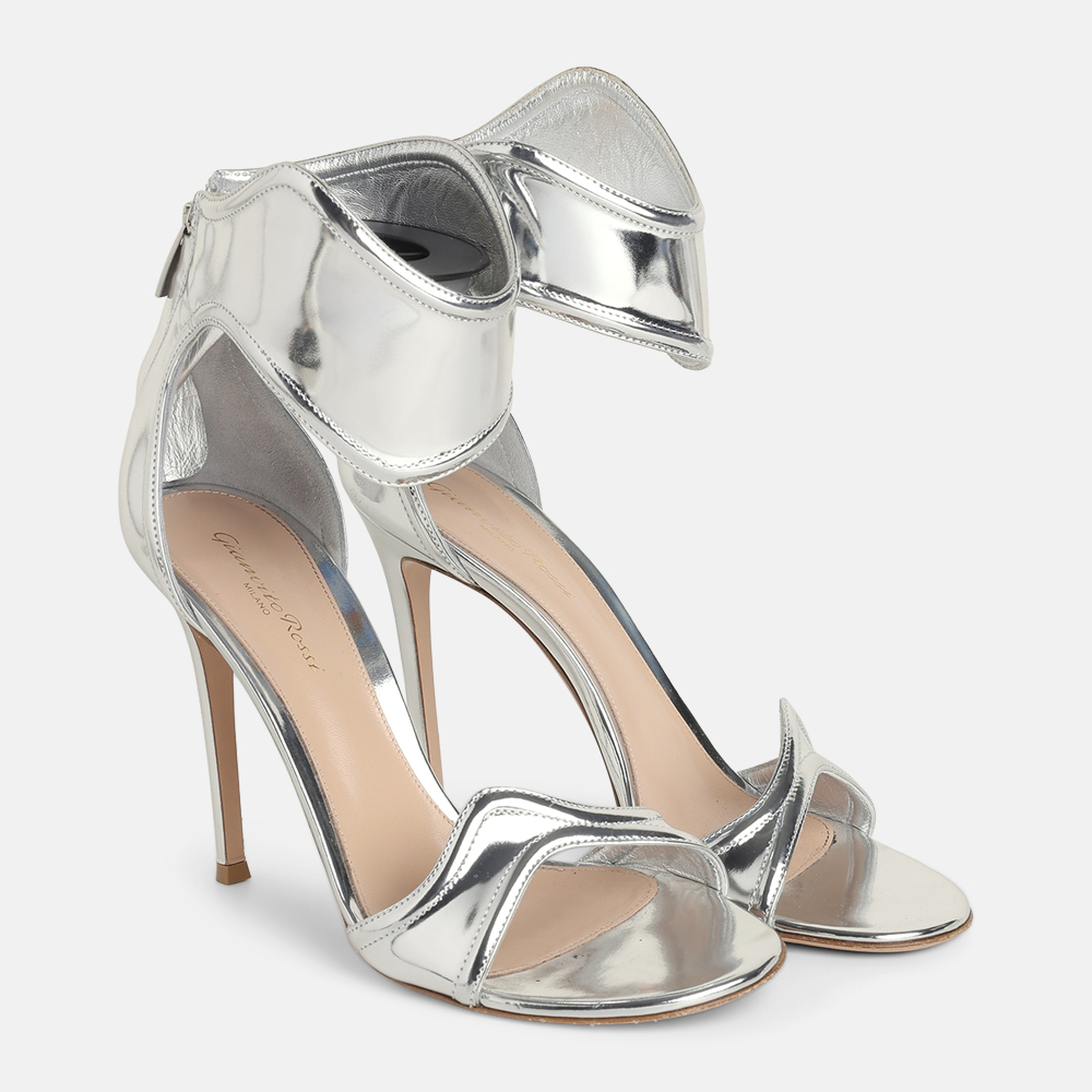 Superfleamarket_Toni_Garrn_footwear_Gianvito_Rossi_heels_lucrezia_metallic_silver(1)